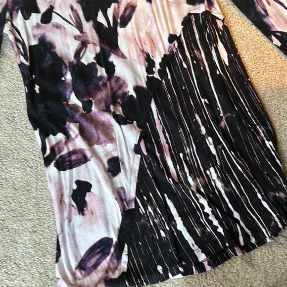 Simply Vera Wang Lightweight Soft Tunic with Purple and Black Floral Designs - Picture 4 of 4